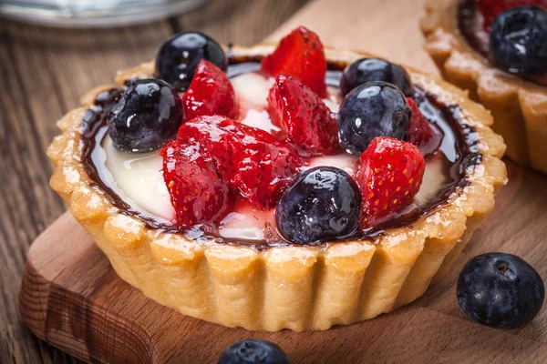 Frische hausgemachte Obsttorte mit Erdbeeren und Blaubeeren. — Stockfoto