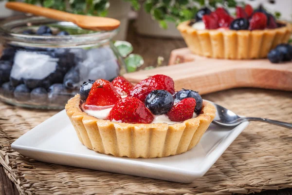 Fresh homemade fruit tart with strawberries and blueberries. — Stock Photo, Image