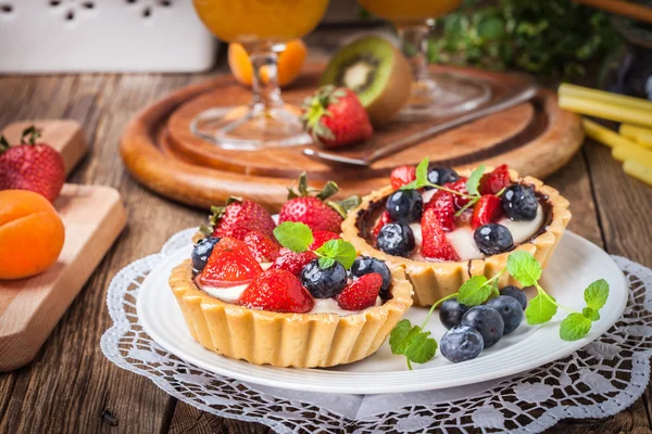 Tarta de fruta fresca casera con fresas y arándanos . — Foto de Stock