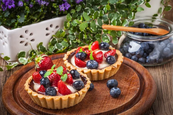 Frische hausgemachte Obsttorte mit Erdbeeren und Blaubeeren. — Stockfoto