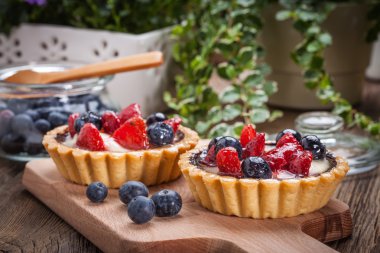 Çilekli ve yabanmersinli ev yapımı meyveli tart..