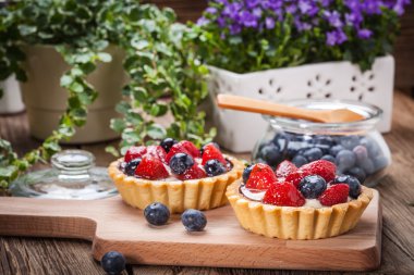 Çilekli ve yabanmersinli ev yapımı meyveli tart..