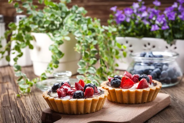 Frische hausgemachte Obsttorte mit Erdbeeren und Blaubeeren. — Stockfoto