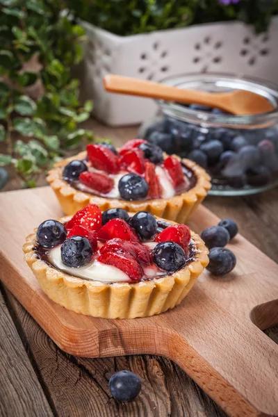 Çilekli ve yabanmersinli ev yapımı meyveli tart..