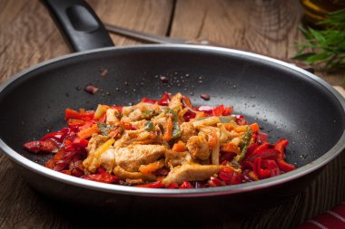 Kızarmış tavuk parçaları sebzeli.