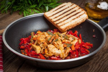 Kızarmış tavuk parçaları sebzeli.