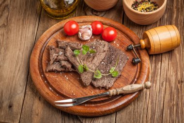 Kızarmış sığır eti dilim.