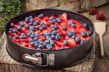 ev yapımı çilekli ve yaban mersinli cheesecake tatlı.