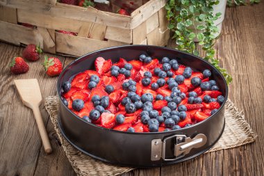 ev yapımı çilekli ve yaban mersinli cheesecake tatlı.