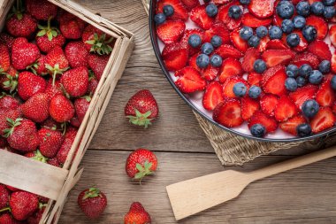 ev yapımı çilekli ve yaban mersinli cheesecake tatlı.