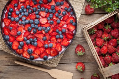 ev yapımı çilekli ve yaban mersinli cheesecake tatlı.