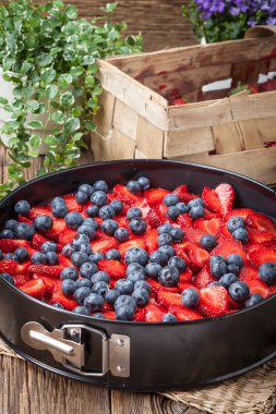 ev yapımı çilekli ve yaban mersinli cheesecake tatlı.