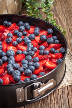 ev yapımı çilekli ve yaban mersinli cheesecake tatlı.