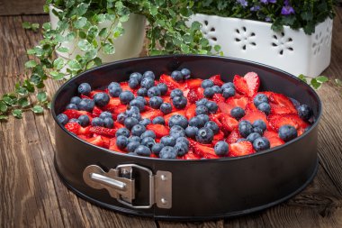 ev yapımı çilekli ve yaban mersinli cheesecake tatlı.