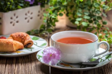 Kruvasan ile çay Servis Kahvaltı.