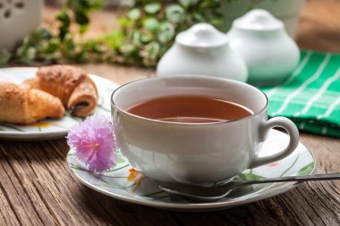 Kruvasan ile çay Servis Kahvaltı.