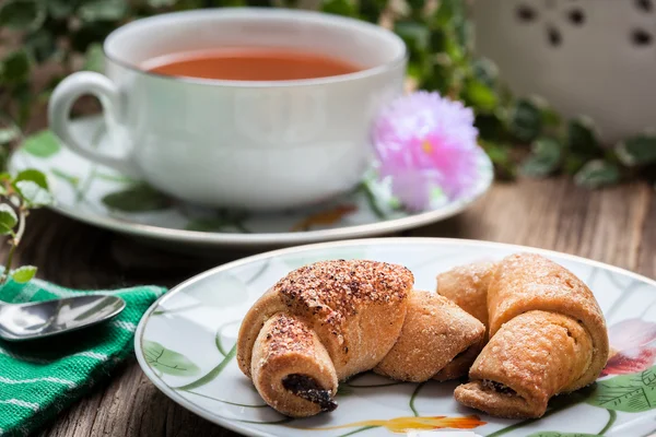 Café da manhã com croissants, xícara de chá . — Fotografia de Stock