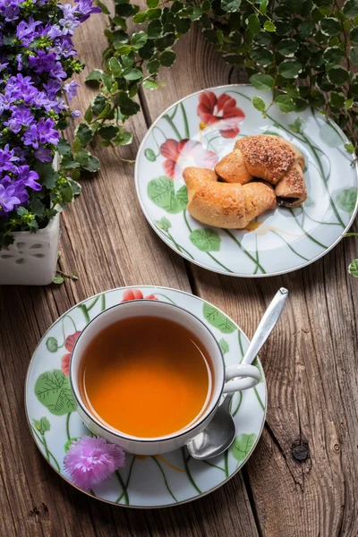 羊角面包，早餐喝杯茶. — 图库照片