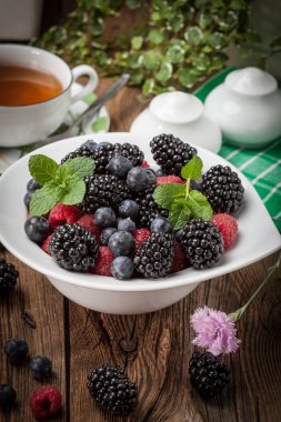 Bir kase çilek karışımı.