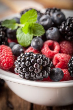 Bir kase çilek karışımı.