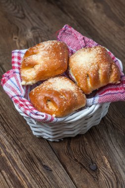 Ahşap bir masa üzerinde meyveleri ile buns.