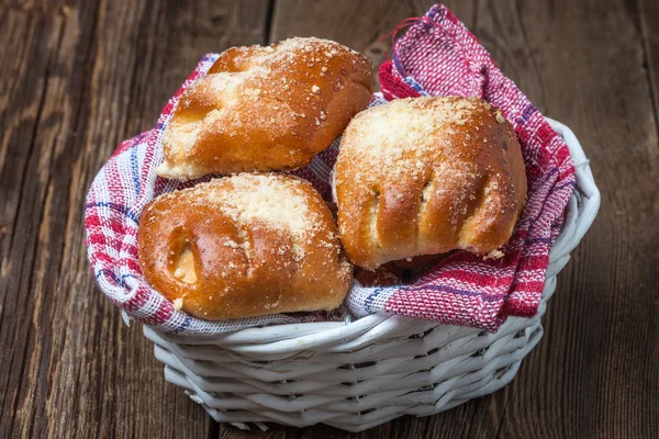 Buns com bagas em uma mesa de madeira . — Fotografia de Stock