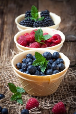 Böğürtlen, ahududu ve yaban mersini bir gözleme kase.