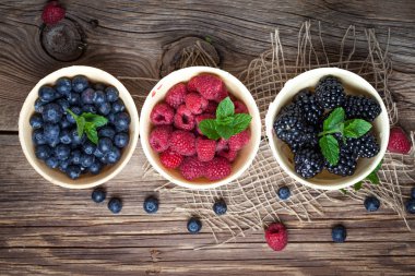 Böğürtlen, ahududu ve yaban mersini bir gözleme kase.