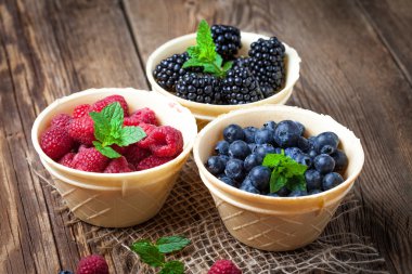 Böğürtlen, ahududu ve yaban mersini bir gözleme kase.