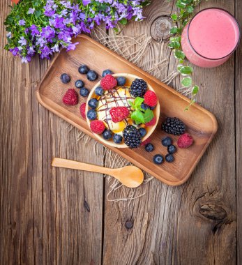Lezzetli dondurma tatlı bir gözleme kase meyve.