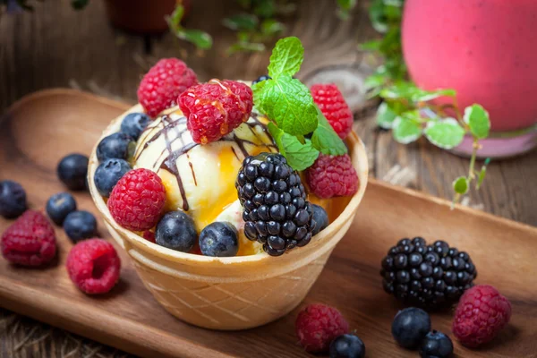 맛 있는 아이스크림 와플 그릇에 과일 디저트. — 스톡 사진