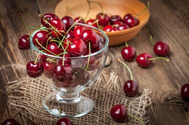 Ahşap bir masa üzerinde bir kase kiraz.