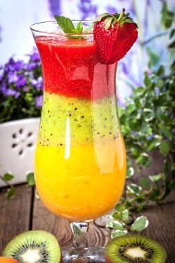 Taze meyve smoothies. Çilek, kayısı, kivi.