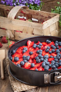 ev yapımı çilekli ve yaban mersinli cheesecake tatlı.