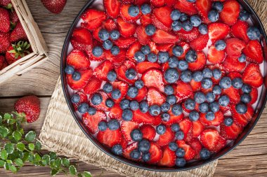 ev yapımı çilekli ve yaban mersinli cheesecake tatlı.