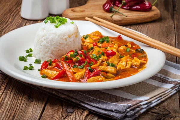 Pollo chino con verduras y arroz . — Foto de Stock