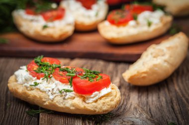 Domates, beyaz peynir, dereotu ve baharat ile lezzetli bruschetta
