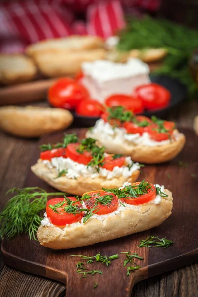 Deliciosa bruschetta com tomate, queijo feta, endro e especiarias — Fotografia de Stock