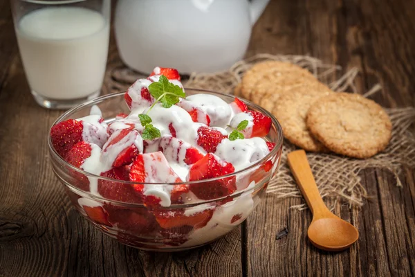 Erdbeeren mit Sahne. — Stockfoto