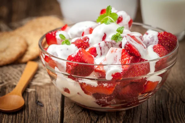 Erdbeeren mit Sahne. — Stockfoto