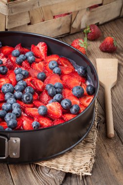 ev yapımı çilekli ve yaban mersinli cheesecake tatlı.