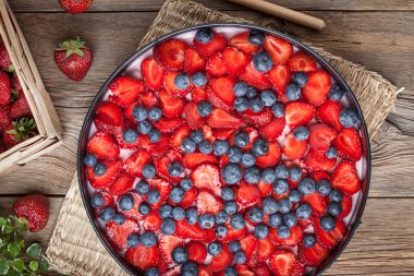 ev yapımı çilekli ve yaban mersinli cheesecake tatlı.