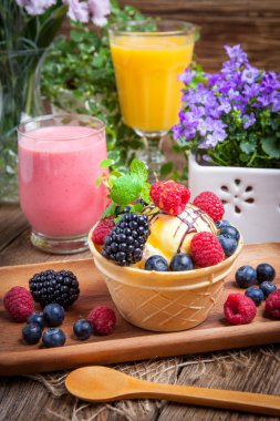 Lezzetli dondurma tatlı bir gözleme kase meyve.