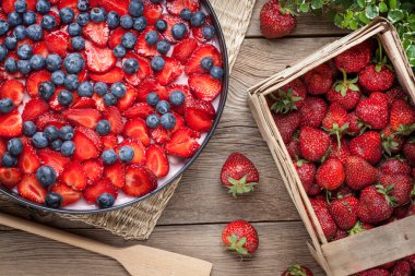 ev yapımı çilekli ve yaban mersinli cheesecake tatlı.