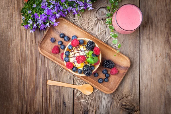 Tasty ice cream dessert with fruit in a waffle bowl. — Stock Photo, Image