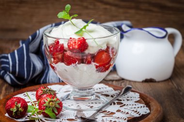 Çilekli kremalı tatlı.