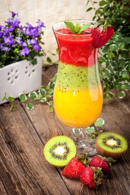 Taze meyve smoothies. Çilek, kayısı, kivi.