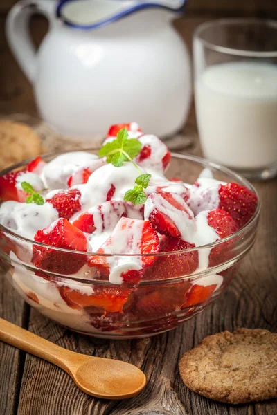 Erdbeeren mit Sahne. — Stockfoto