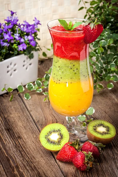 Smoothies com frutas frescas. Morangos, damascos, kiwi . — Fotografia de Stock