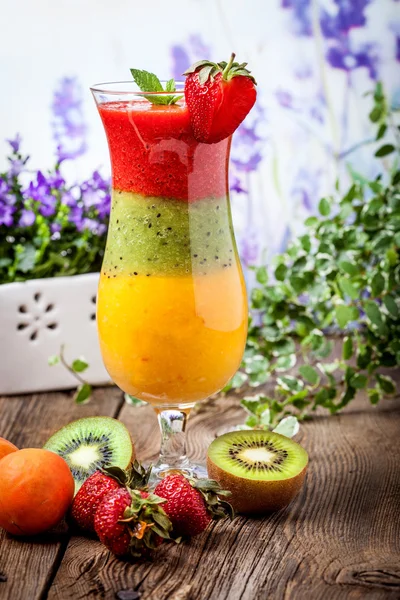 Smoothie cu fructe proaspete. Căpșuni, caise, kiwi . — Fotografie, imagine de stoc